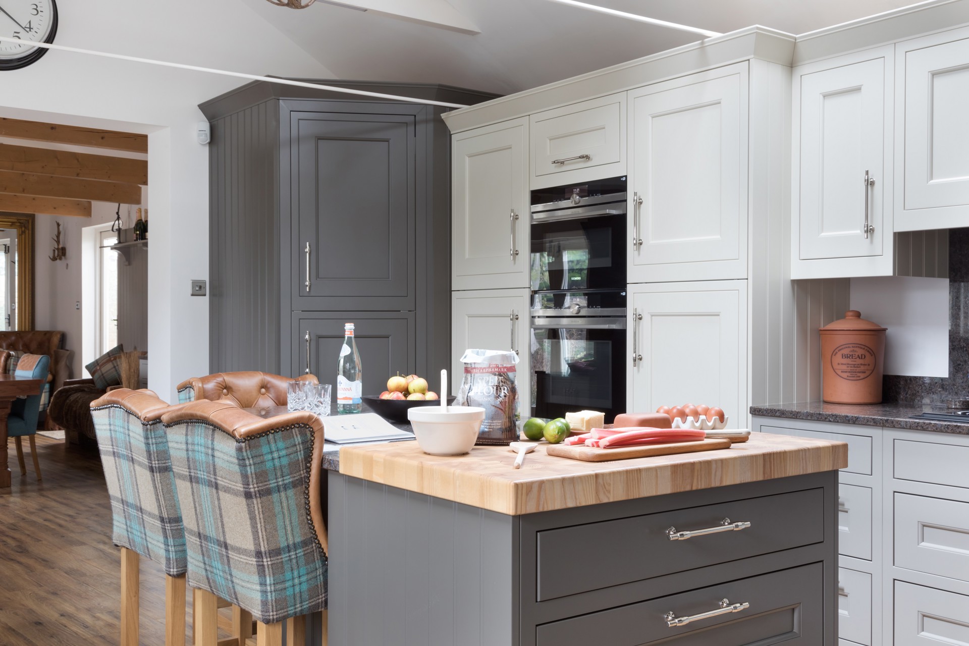 Quarter Round in Lava, Mussel & Suede