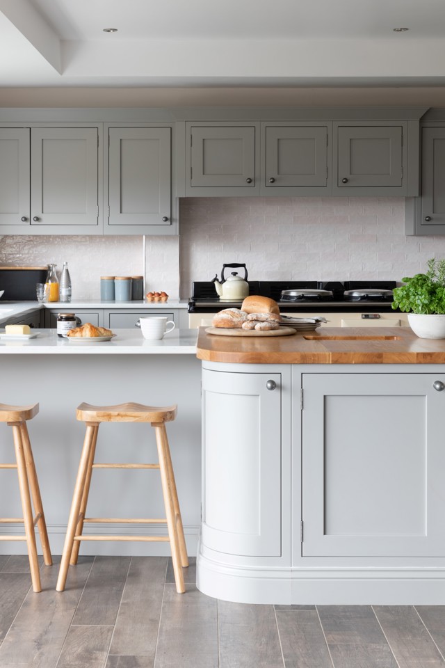 The refined charm of our classic Shaker style in Putty stole the hearts of Ruth and Robbie as they planned their open-plan kitchen design in Newcastle, to balance family life and entertaining.