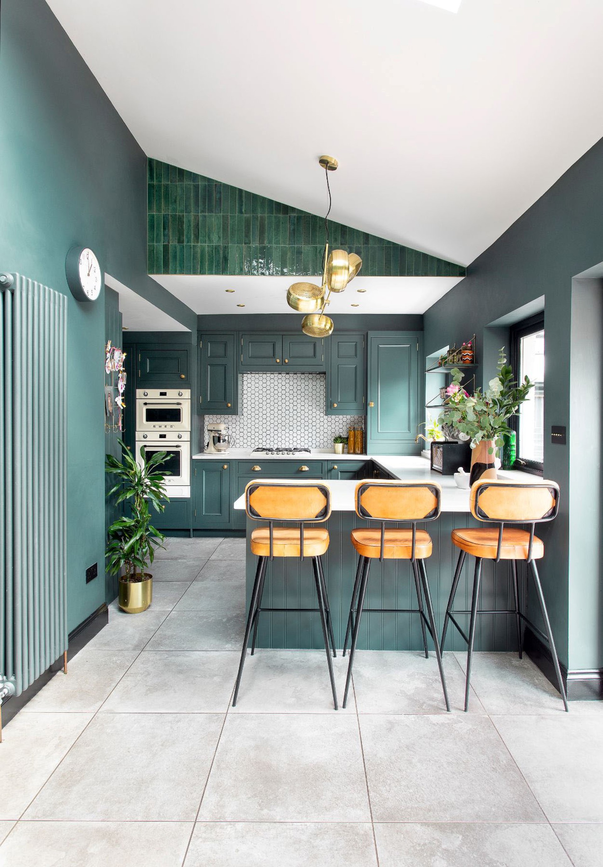Tamara & Martin's Retro Copse Green Half Pencil & Scalloped Kitchen