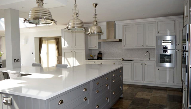 A beautifully proportioned space demands a beautifully tailored kitchen and this 1909 in-frame Shaker design proves this point perfectly.