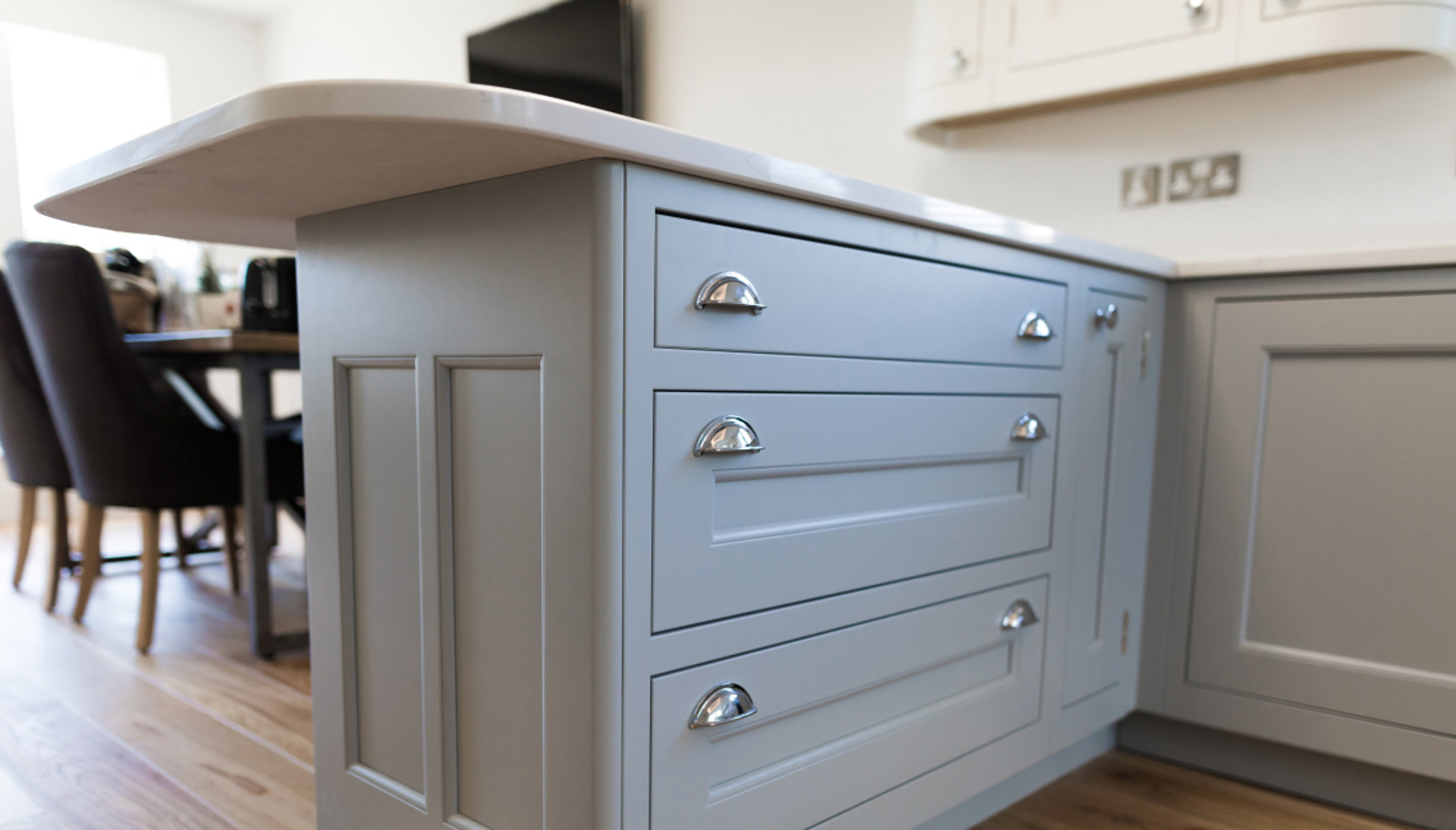 Quarter Round | Partridge Grey & Porcelain Kitchen