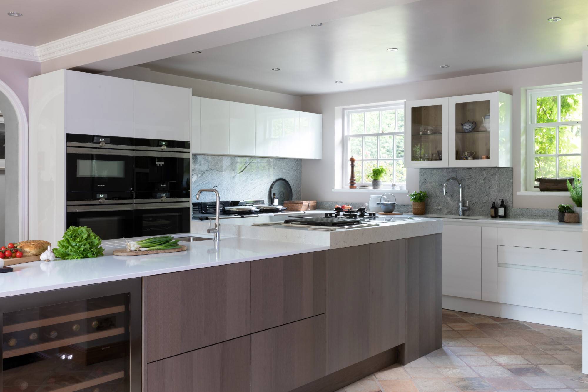 Porter Handleless in Gloss White and Silver Oak 