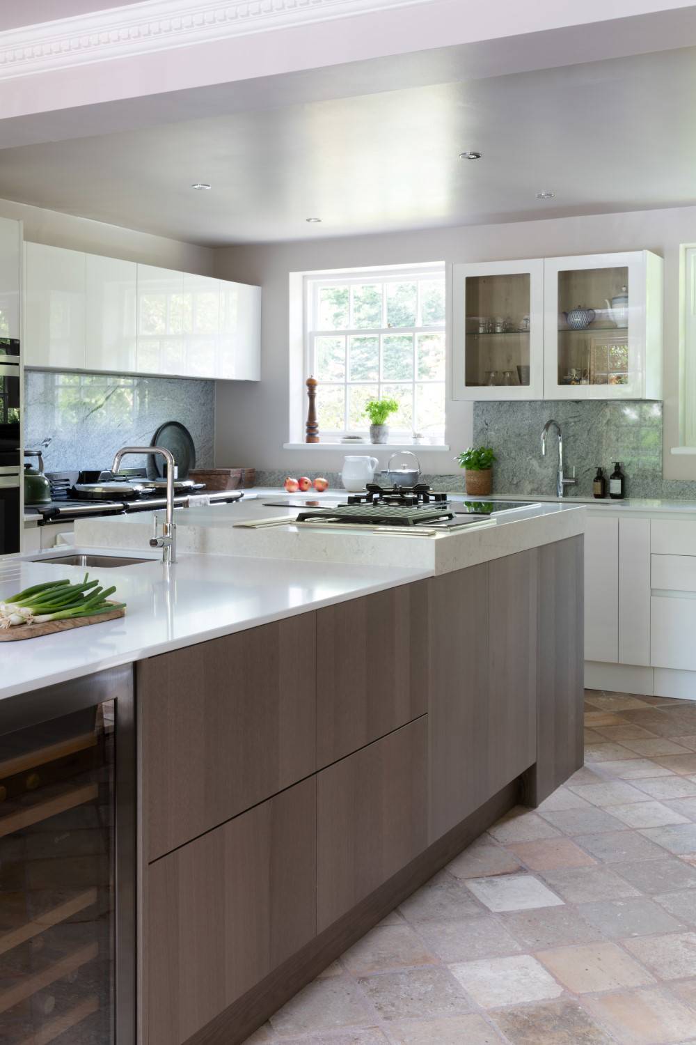 Porter Handleless in Gloss White and Silver Oak 