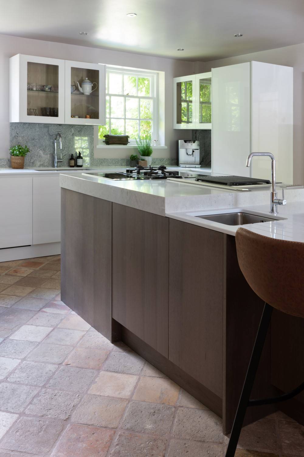 Porter Handleless in Gloss White and Silver Oak 