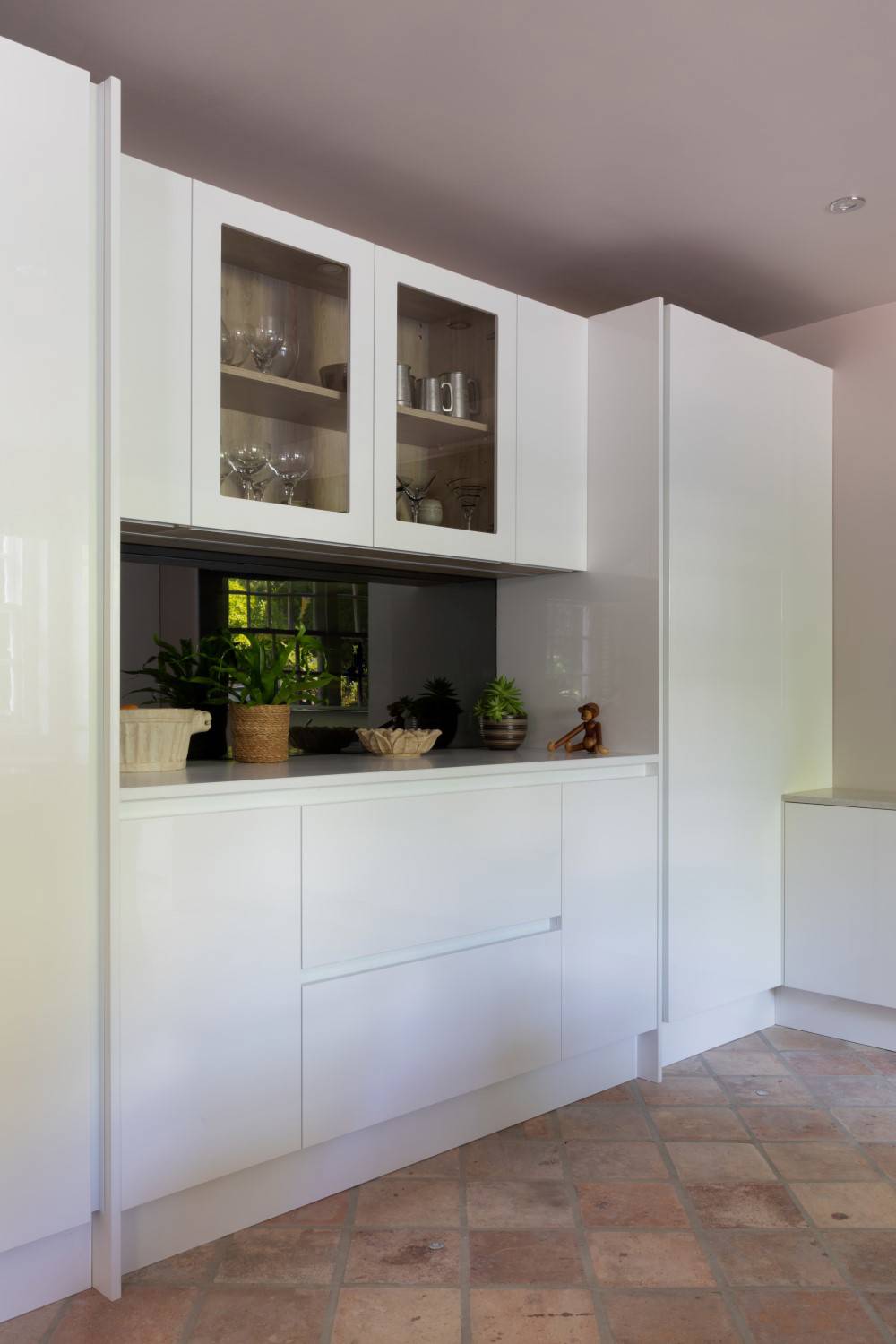 Porter Handleless in Gloss White and Silver Oak 