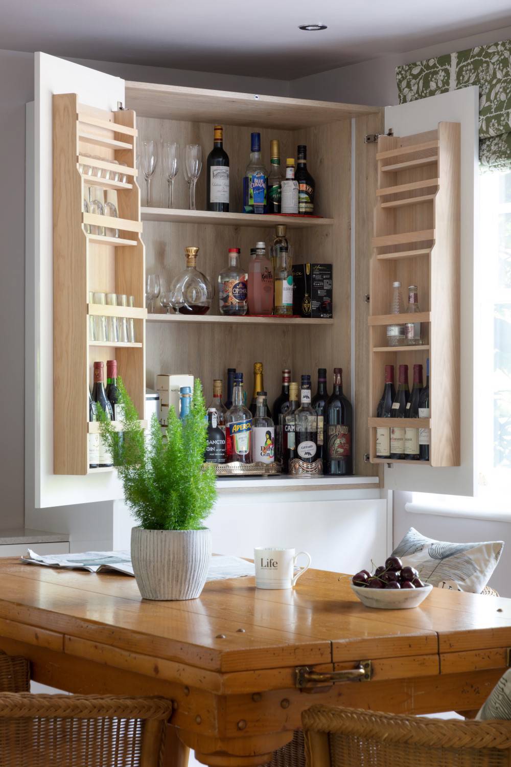 Porter Handleless in Gloss White and Silver Oak 