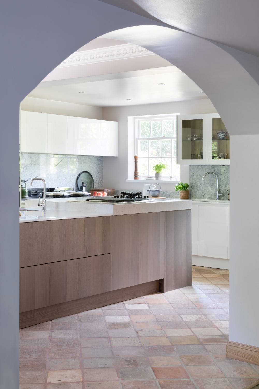 Porter Handleless in Gloss White and Silver Oak 