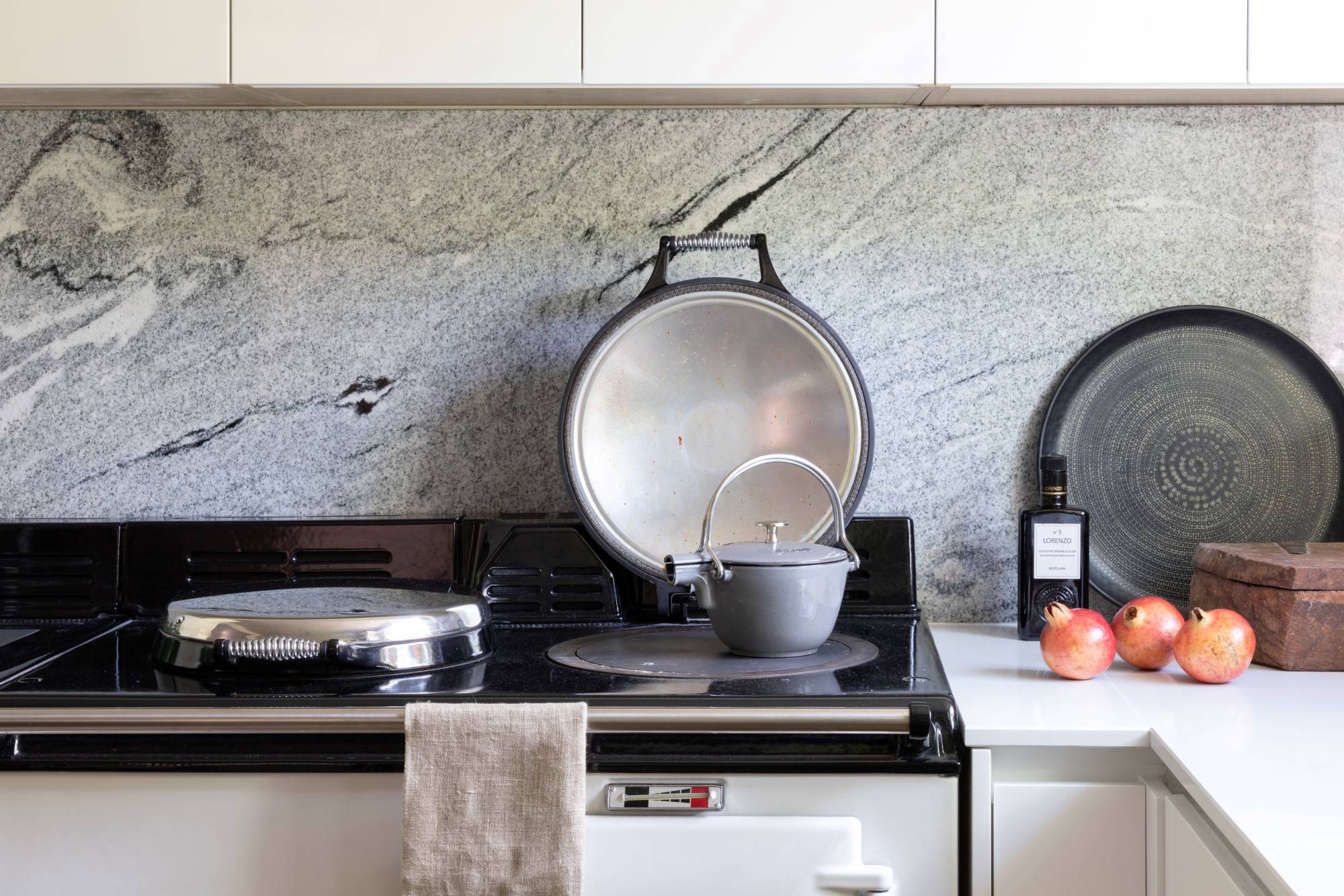 Porter Handleless in Gloss White and Silver Oak 