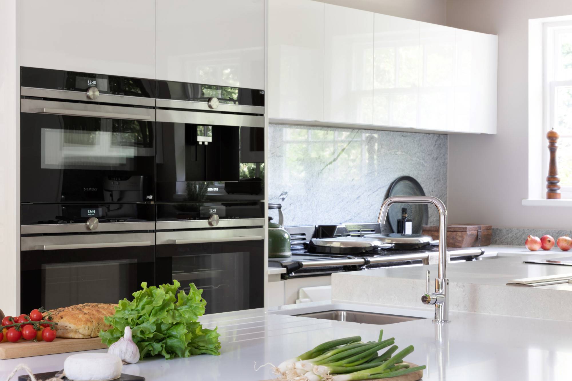 Porter Handleless in Gloss White and Silver Oak 