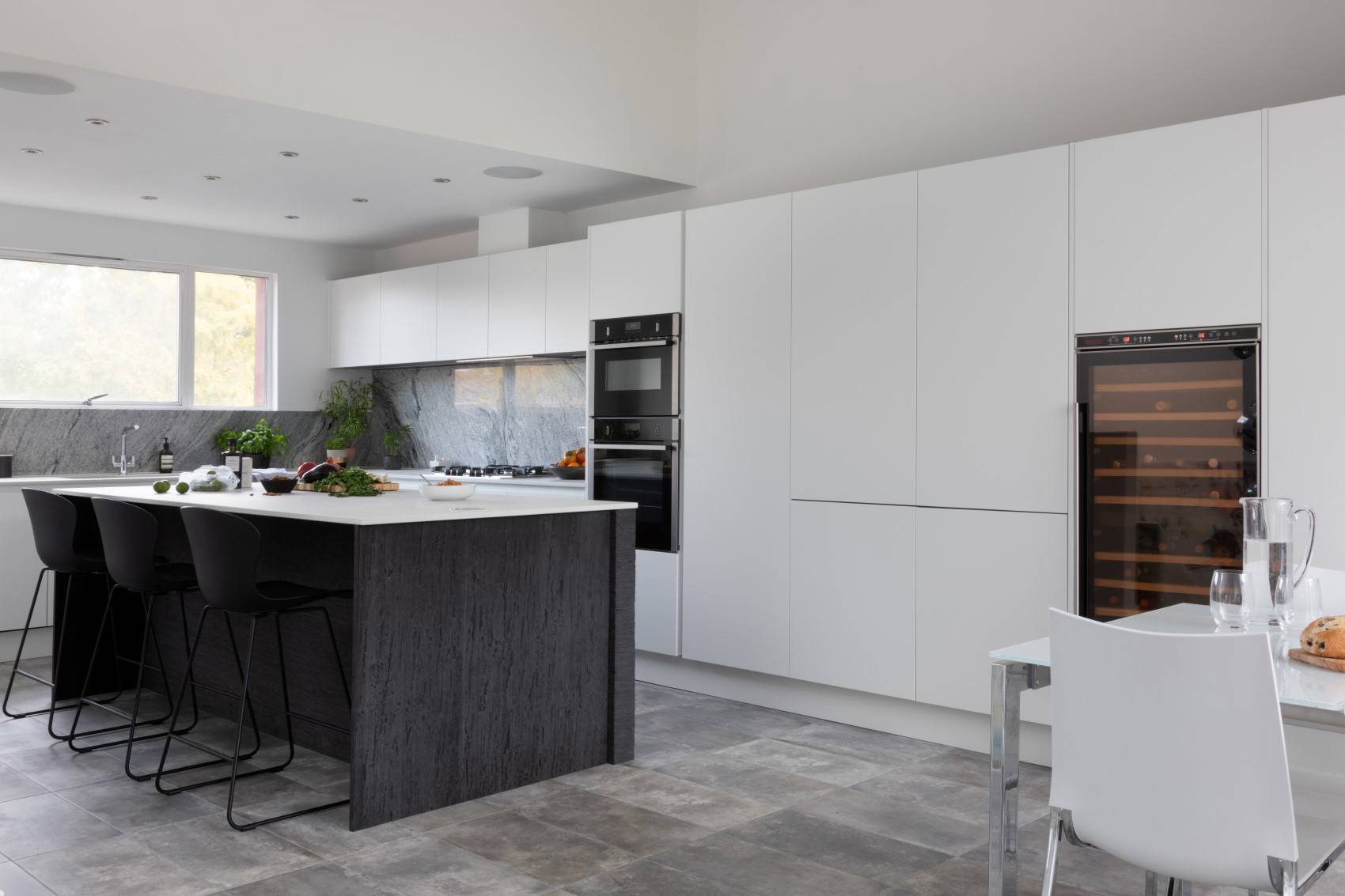 Porter Handleless in White 