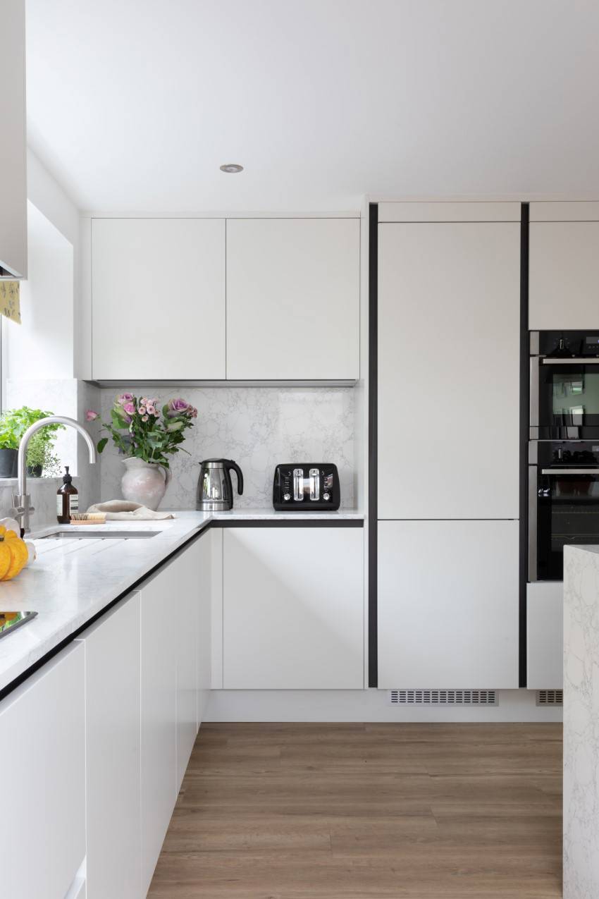 Porter Handleless in Matt White and Graphite 