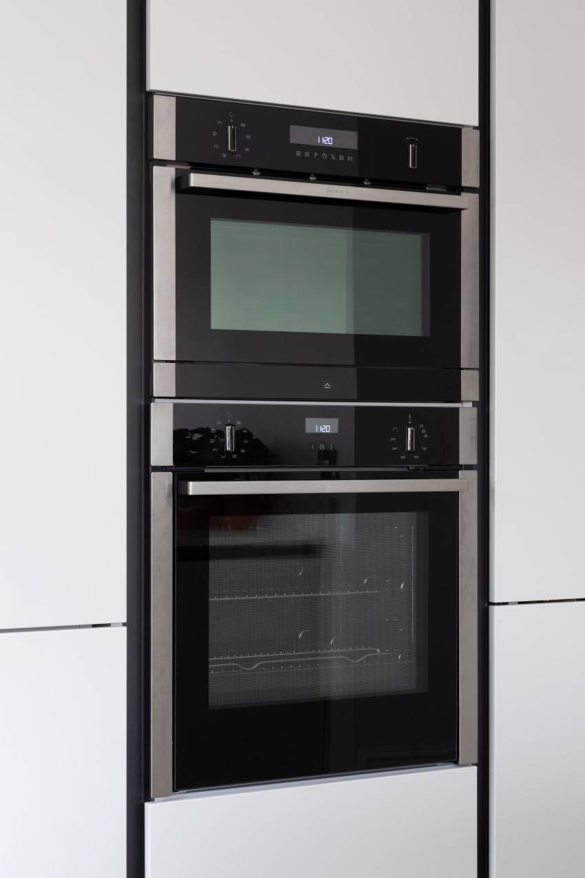 Porter Handleless in Matt White and Graphite 