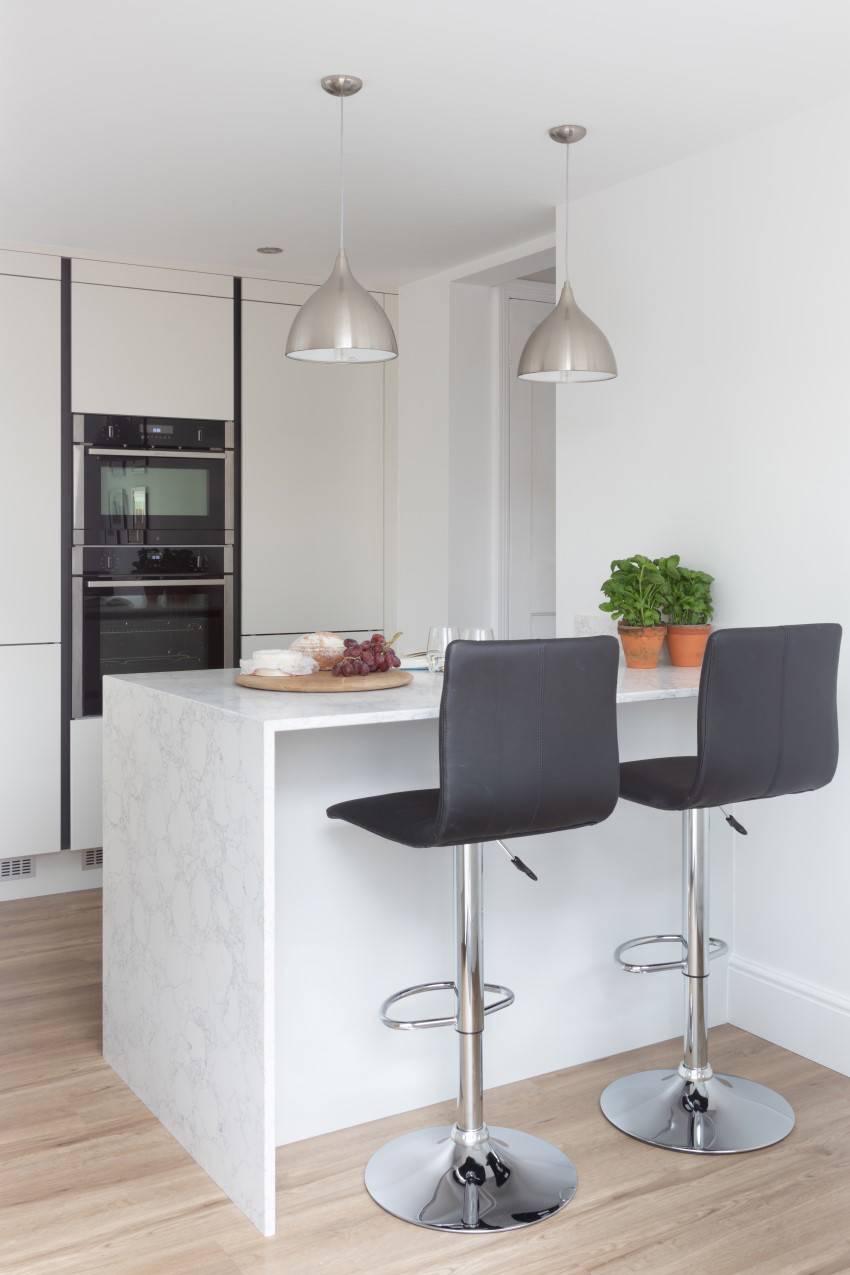 Porter Handleless in Matt White and Graphite 