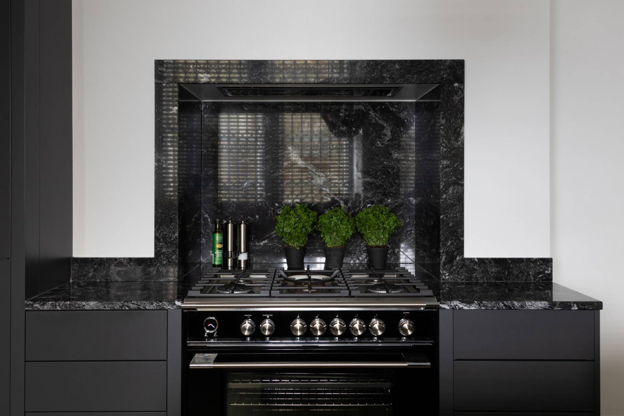 Porter Handleless in Graphite 