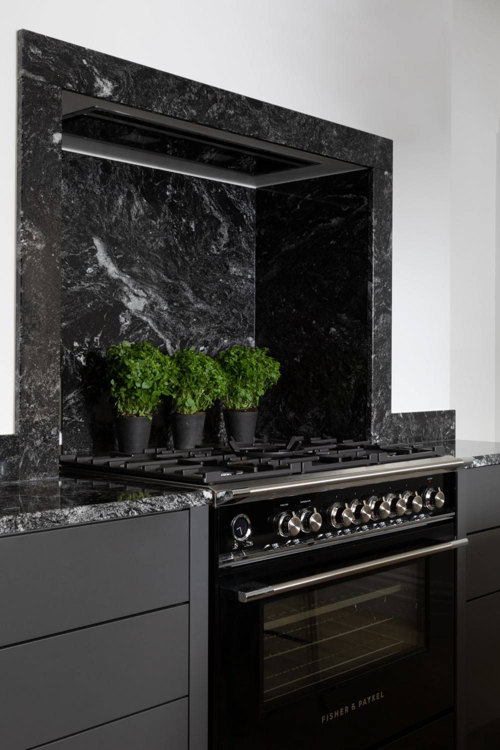 Porter Handleless in Graphite 