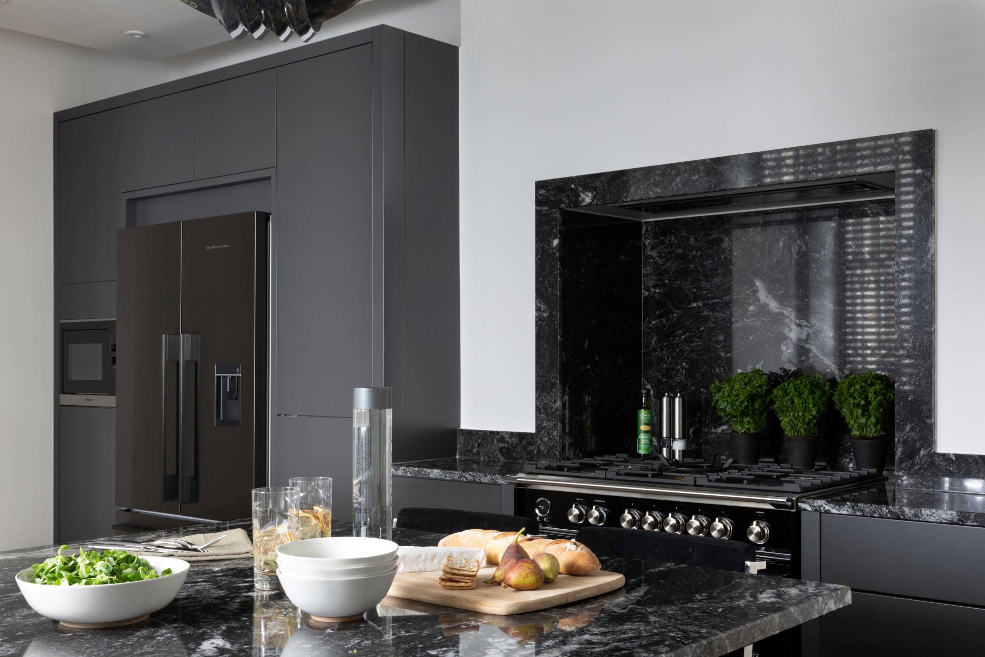 Porter Handleless in Graphite 