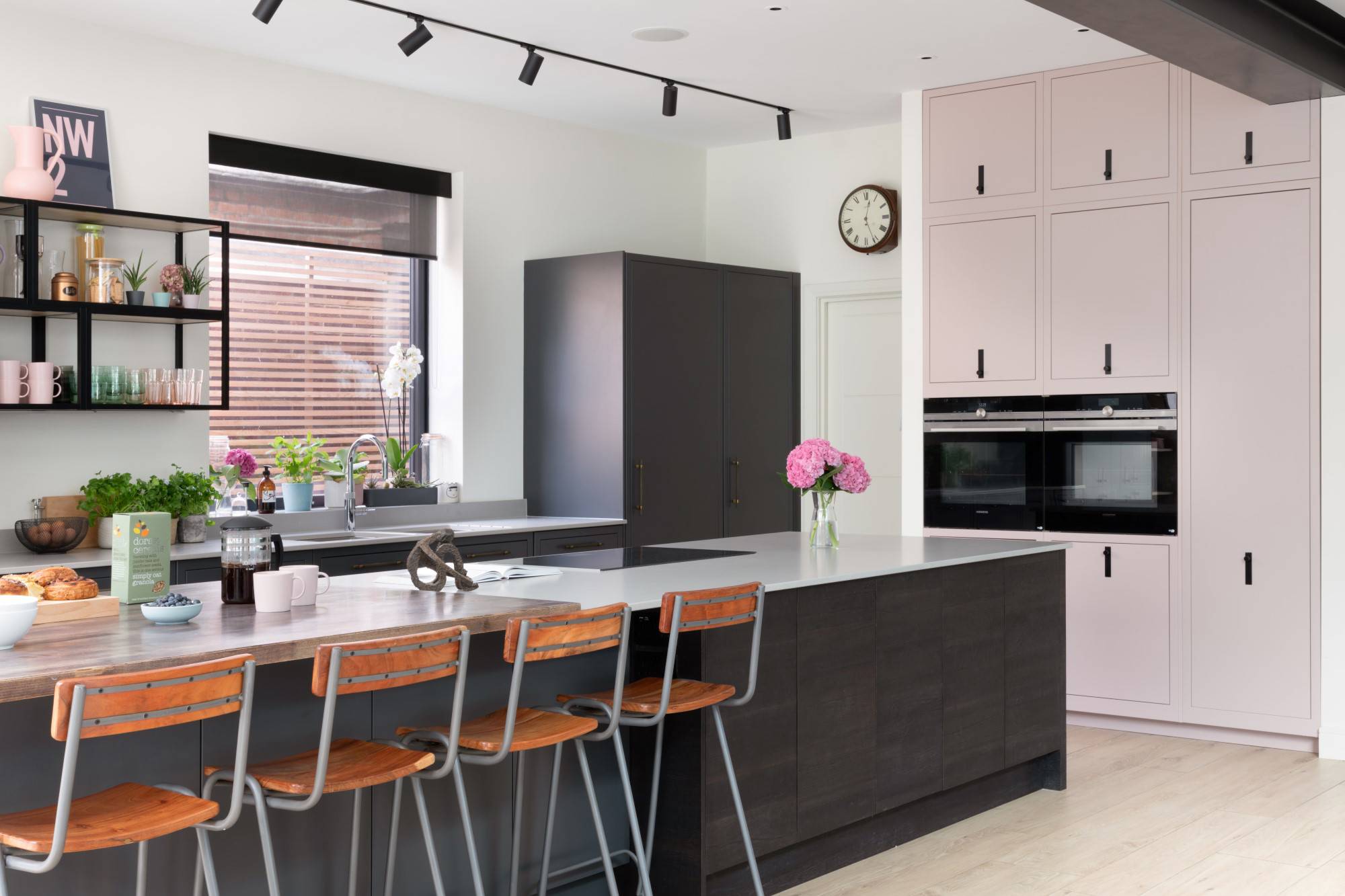 1909 Slab in Graphite & Dry Rose 