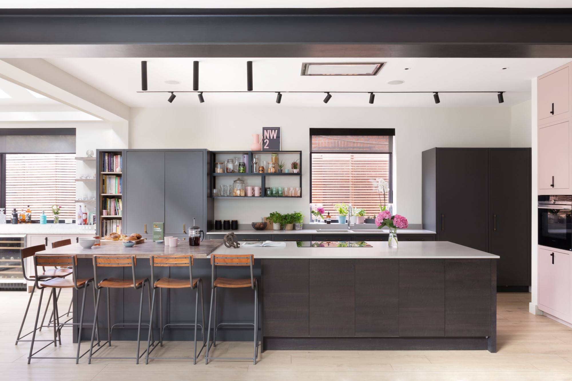 1909 Slab in Graphite & Dry Rose 