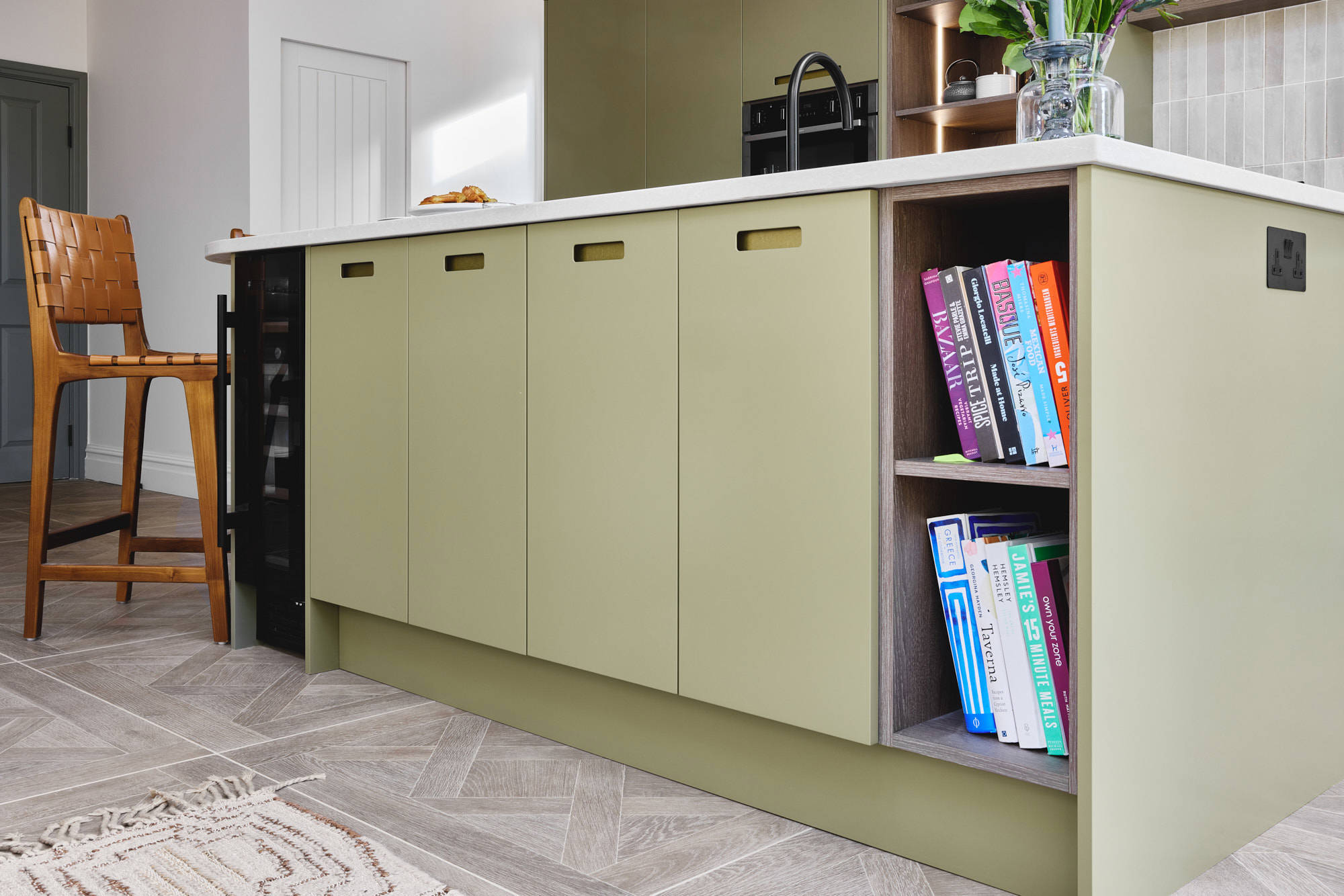 Porter Outline in Olive