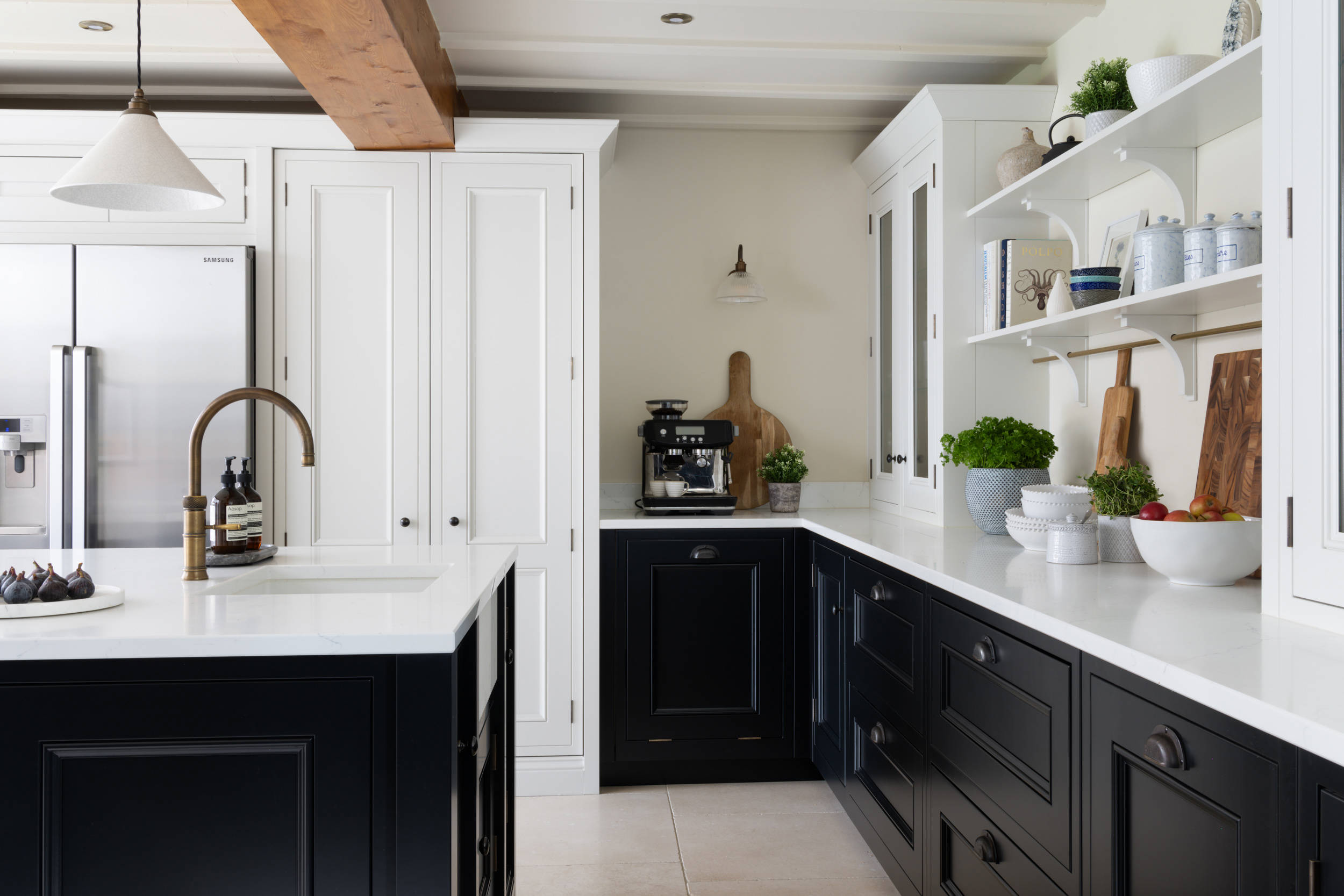 1909 Half Pencil & Scalloped in Porcelain & Carbon