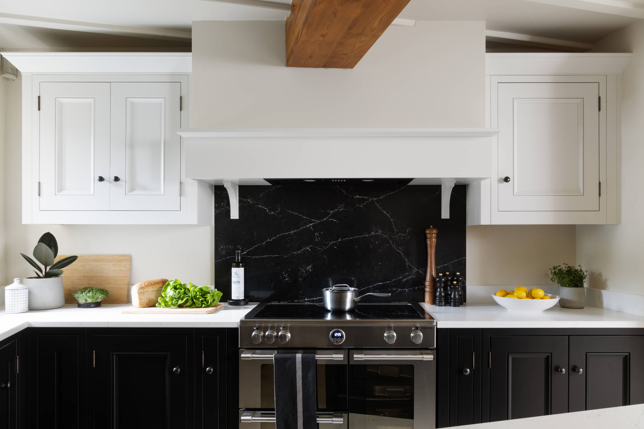 1909 Half Pencil & Scalloped in Porcelain & Carbon