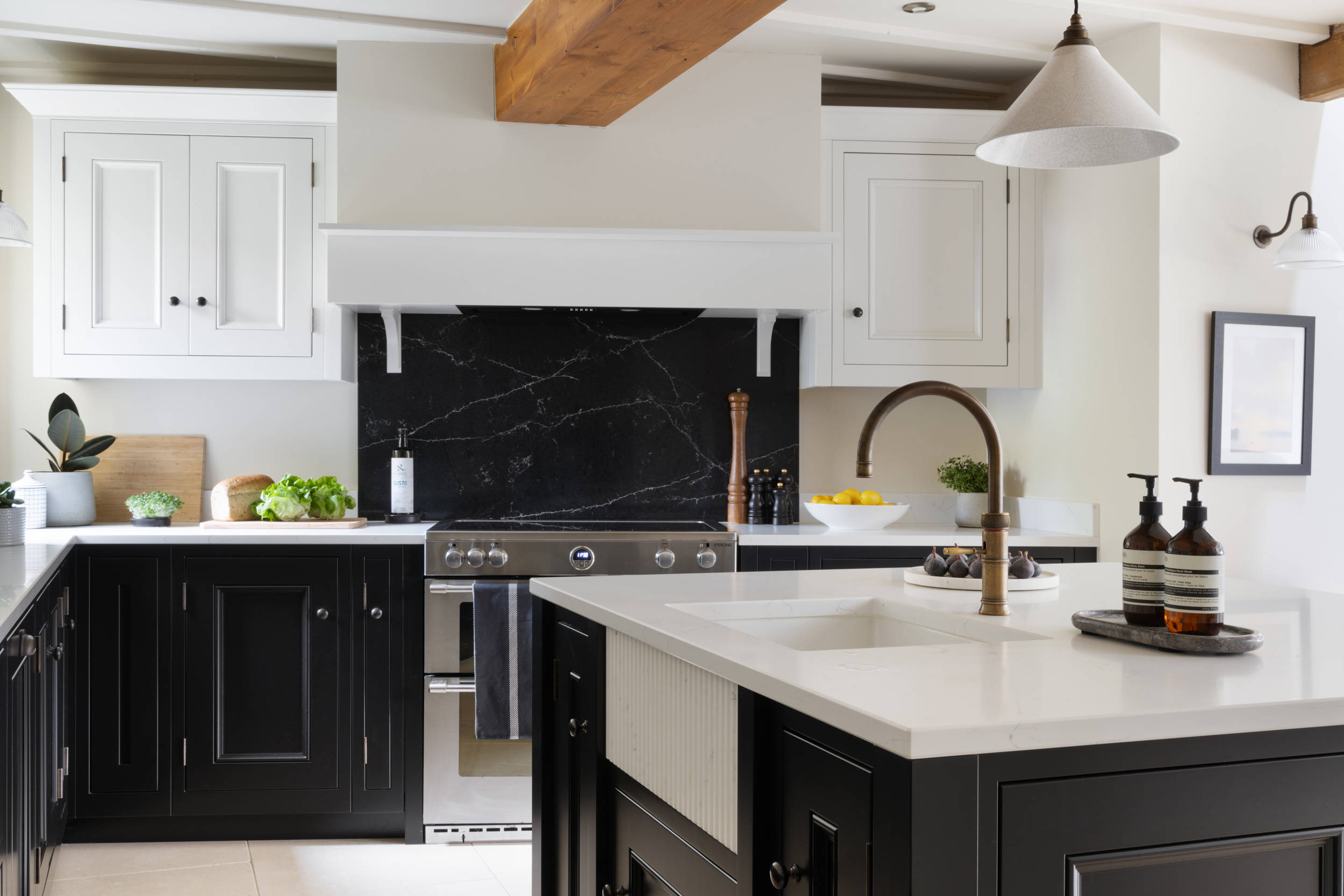 1909 Half Pencil & Scalloped in Porcelain & Carbon