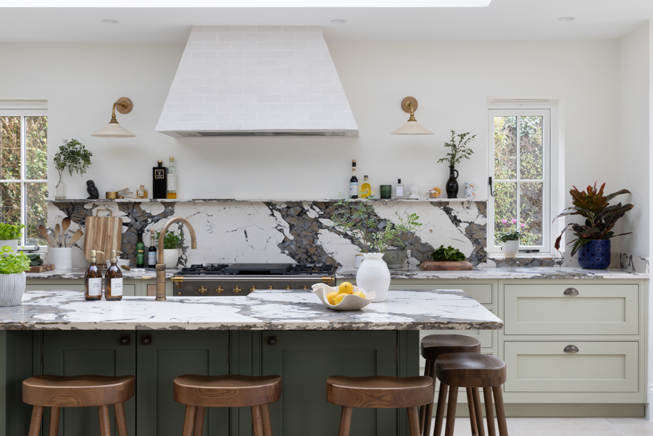 1909 Ovolo in Sage, Regents Green & Porcelain