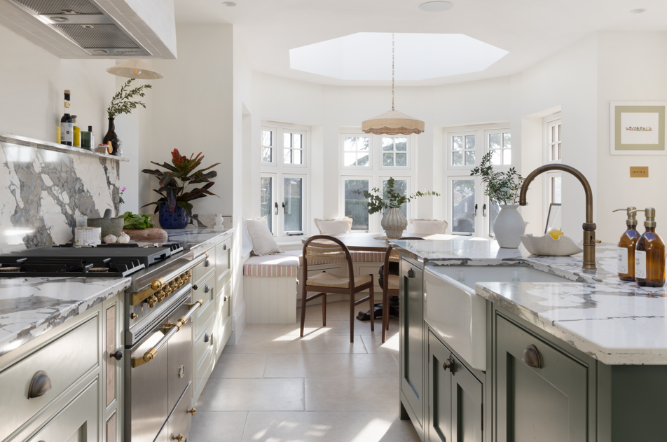 1909 Ovolo in Sage, Regents Green & Porcelain